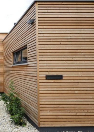Holzverkleidetes Gebäude mit Fenstern und einer modernen Architektur.
